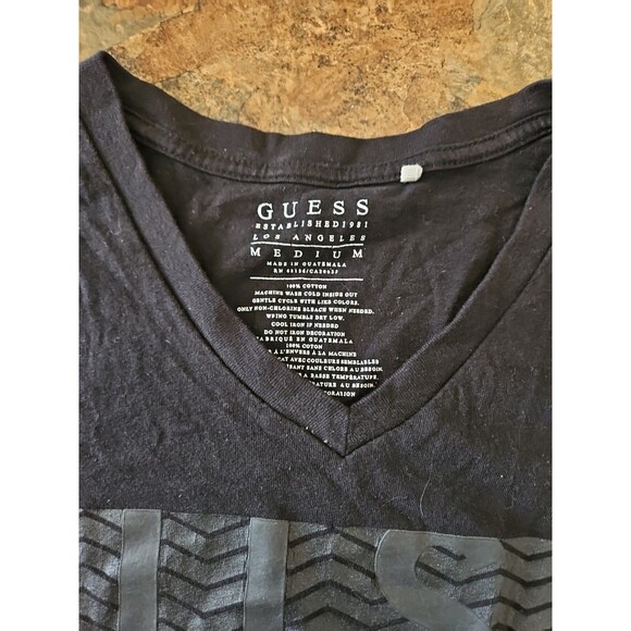 Guess Graphic T Shirt Mens Size Medium Black V Neck Short Sleeve USA NYC LA Logo - Picture 2 of 6